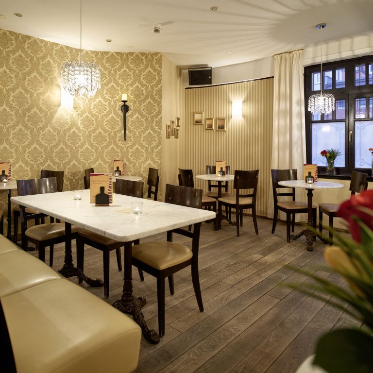 Gemütlicher Innenraum im Cafe Journal in Freiburg