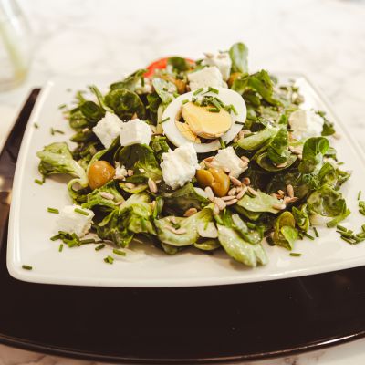 Feldsalat mit Ei, Oliven und Schafskäse