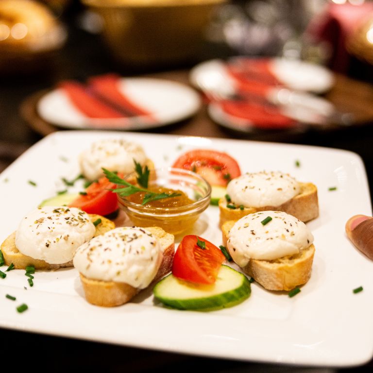 Mit Ziegenkäse überbackene Brotscheiben mit Feigensenf und frischer Salatgarnitur