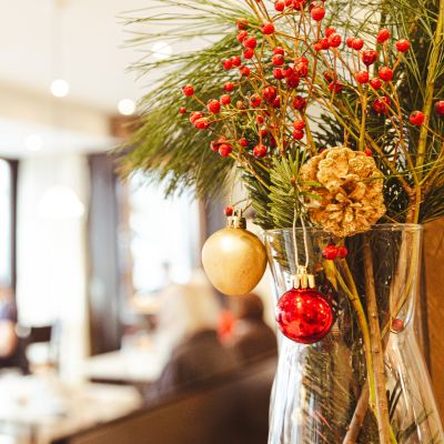 Weihnachtlich geschmückte Tannenzweige