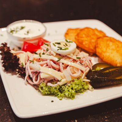 Elsässer Wurstsalat mit Kartoffelrösti